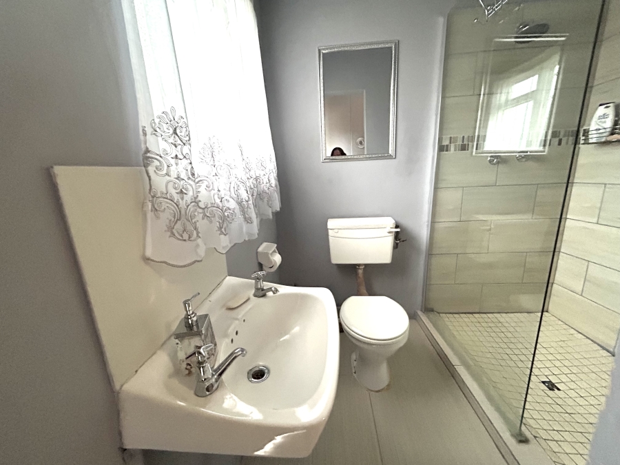 5 Bedroom Property for Sale in Beacon Bay Eastern Cape